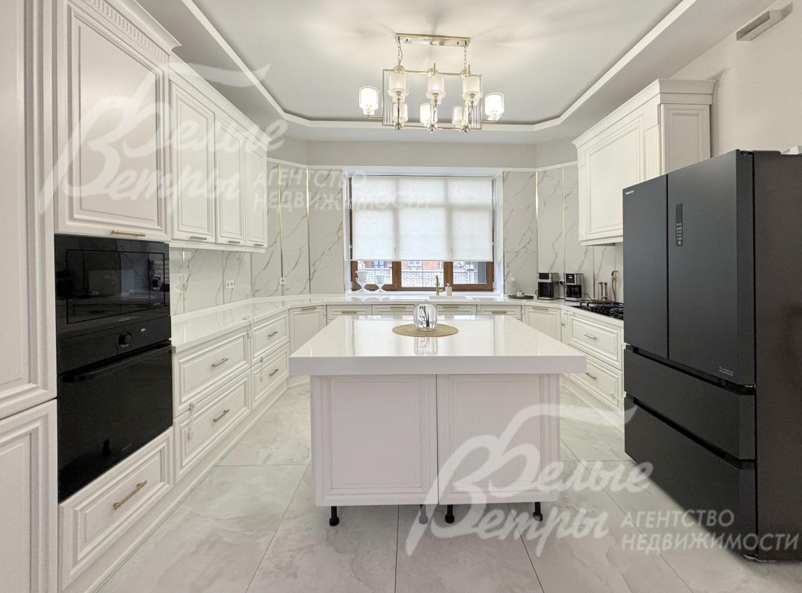 Высокое качество отделочных материалов и дорогостоящая мебель сочетаются с продуманными световыми решениями и элегантным декором