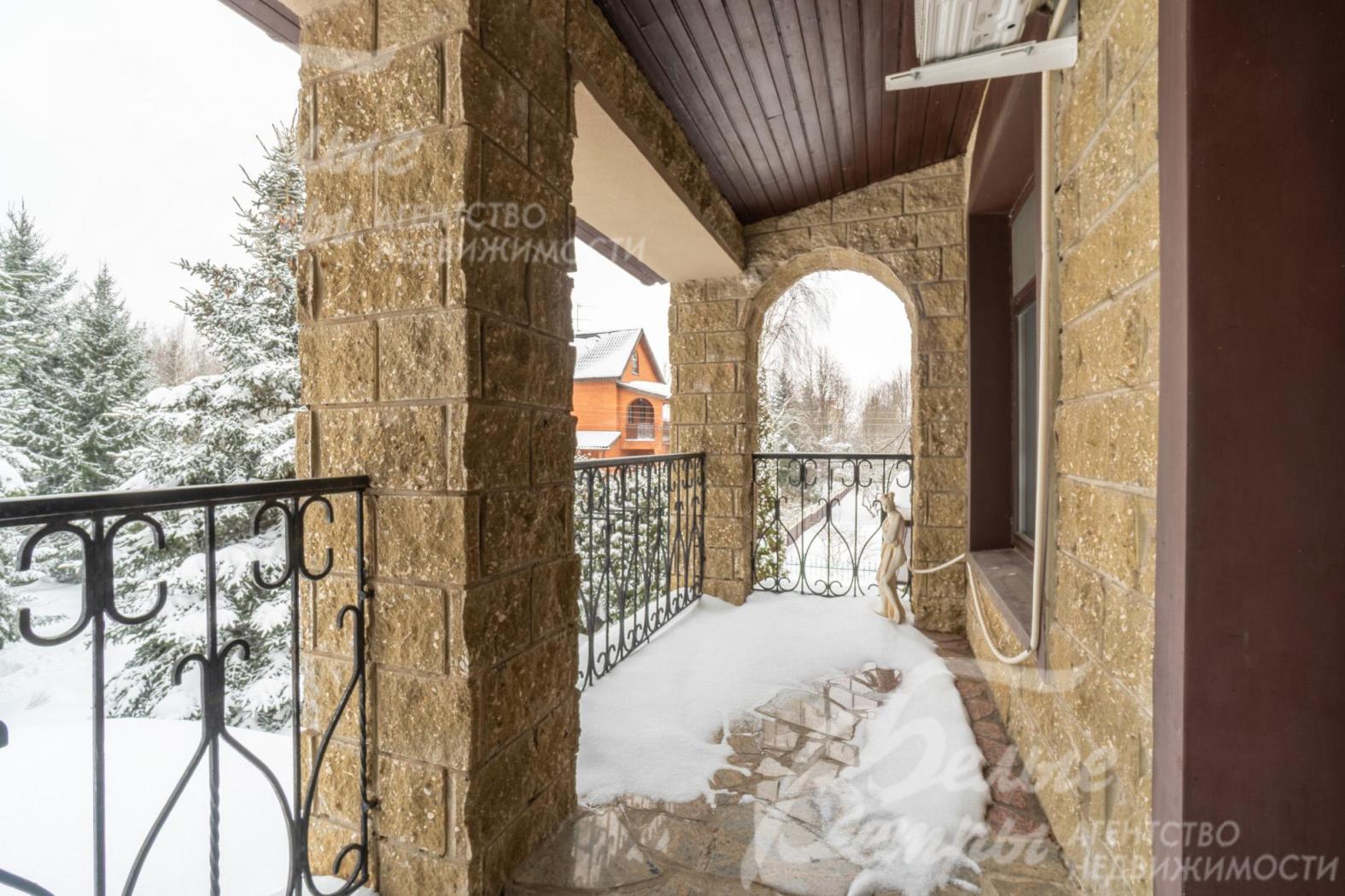 Из коридора на втором этаже - выход на балкон, с которого открывается живописный вид на участок