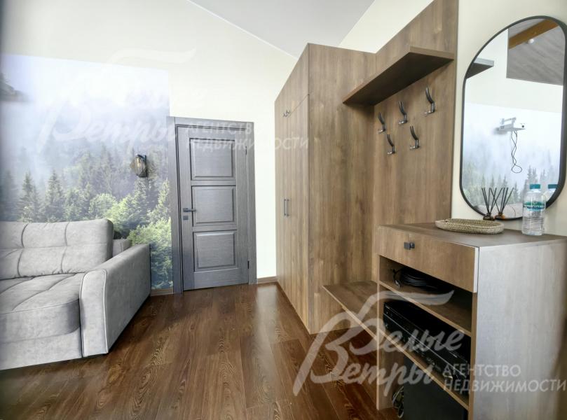 Вместительный шкаф в прихожей