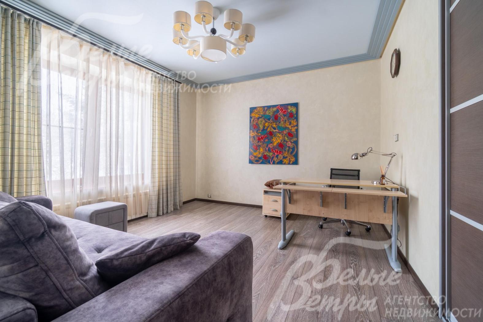 Вся мебель в доме - итальянского производства. Натяжные потолки в спальнях оснащены подсветкой по периметру и встроенными светильниками