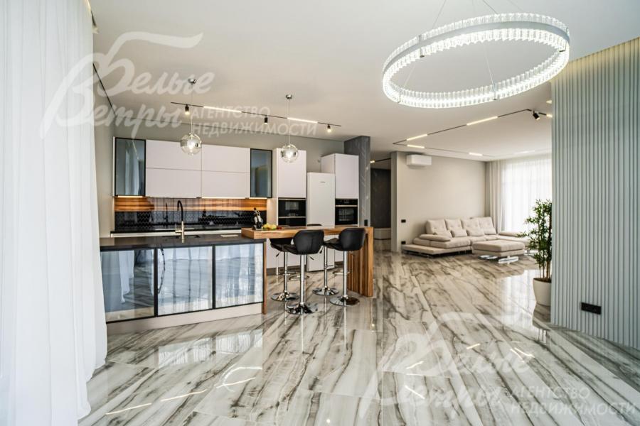 Кухня-столовая 32,4 кв.м с выходом на летнюю террасу