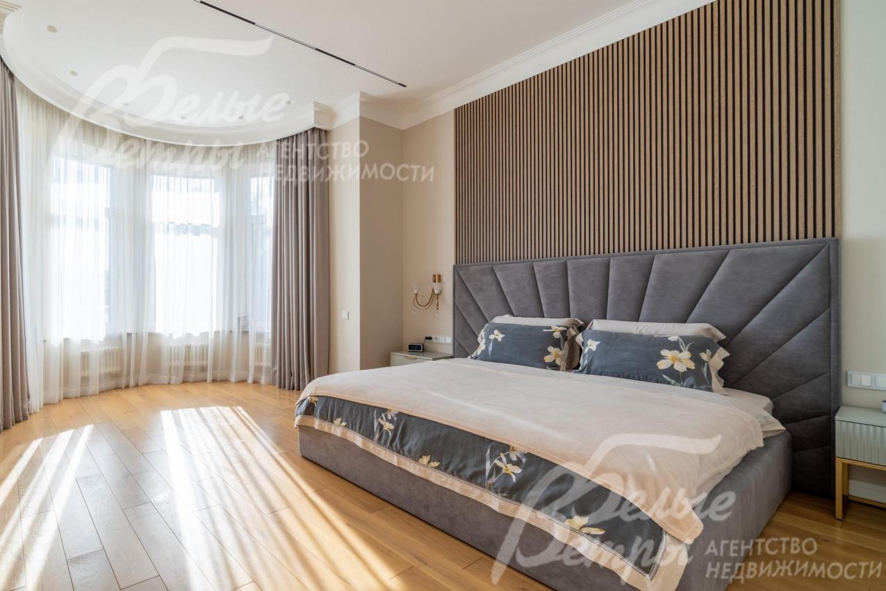 Спальня с эркером на втором этаже с собственным просторным санузлом