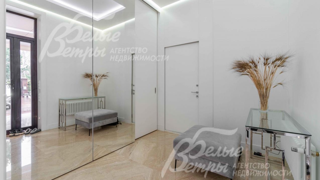 Прихожая 12 кв.м с большим зеркальным шкафом и стеклянной входной дверью