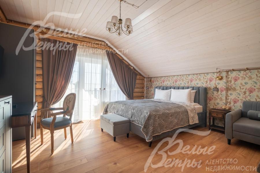 На втором этаже основного дома расположены четыре спальни с большими удобными кроватями