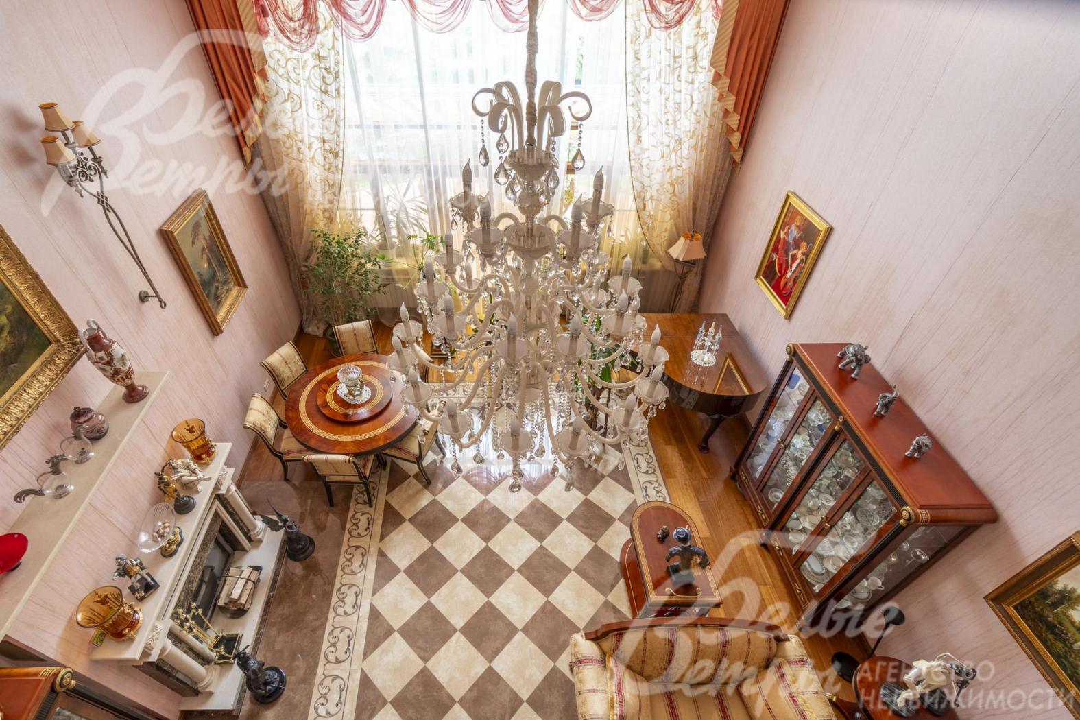 Вид со второго этажа на двухсветную гостиную