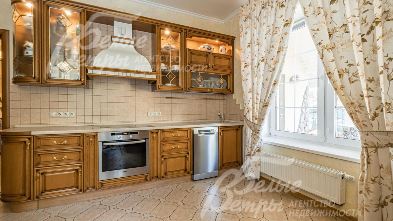 Кухня из натурального дуба, компания "Элит", фасады Италия, укомплектована всей немецкой техникой