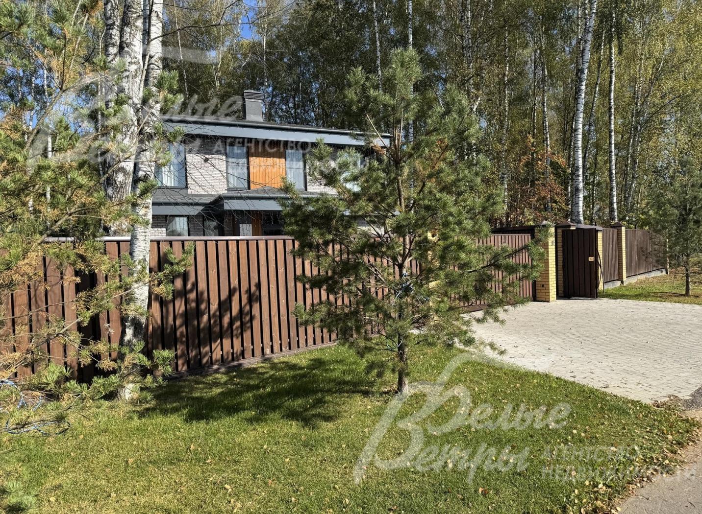Участок огорожен деревянным забором, установлены откатные автоматические ворота