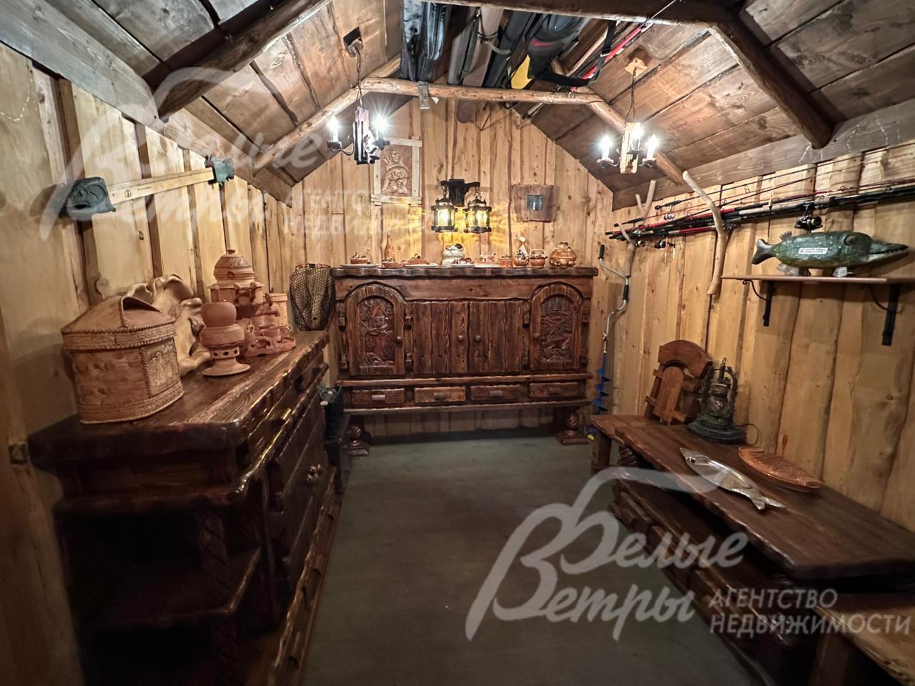 В домике рыбака мебель ручной работы для хранения рыбацких принадлежностей