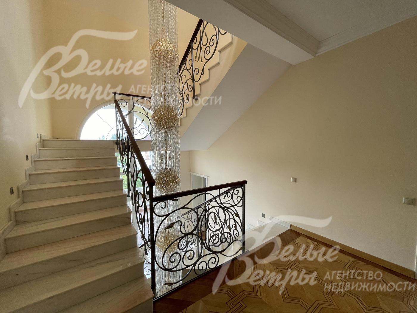 Комфортная лестница на железобетонном основании, мраморные ступени, ограждение - художественная ковка