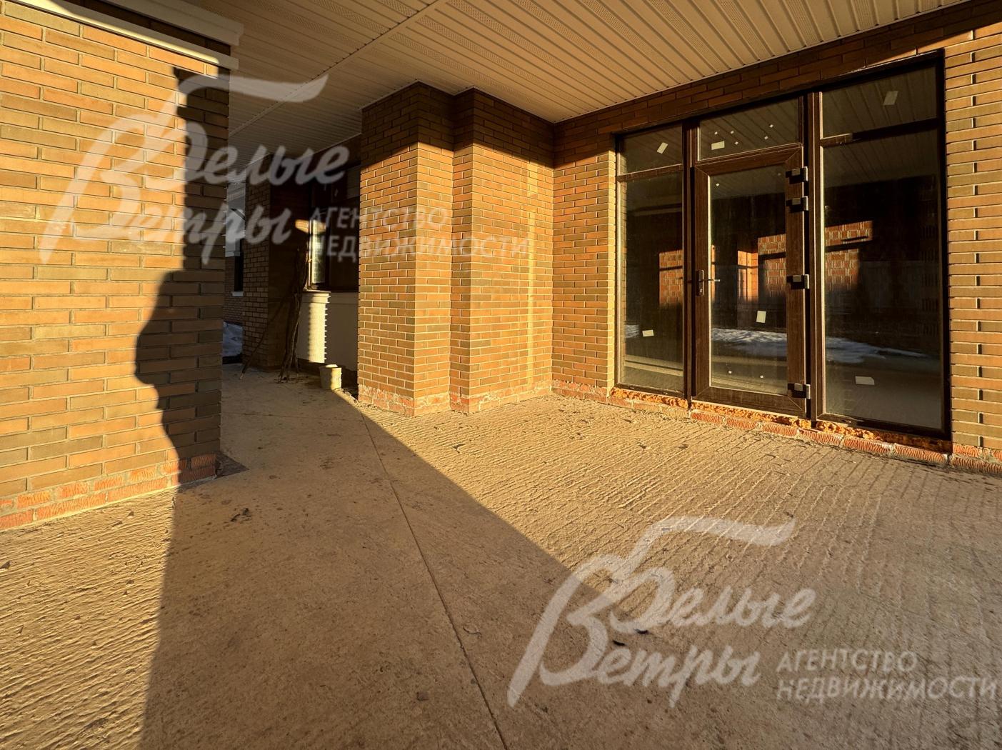 Вход в дом - через террасу, где можно создать уголок для релакса с гамаком, плетёными креслами и пледами