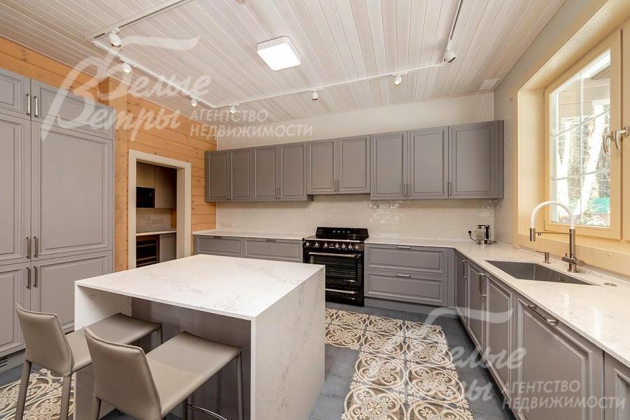 Установлен качественный кухонный гарнитур со встроенной техникой