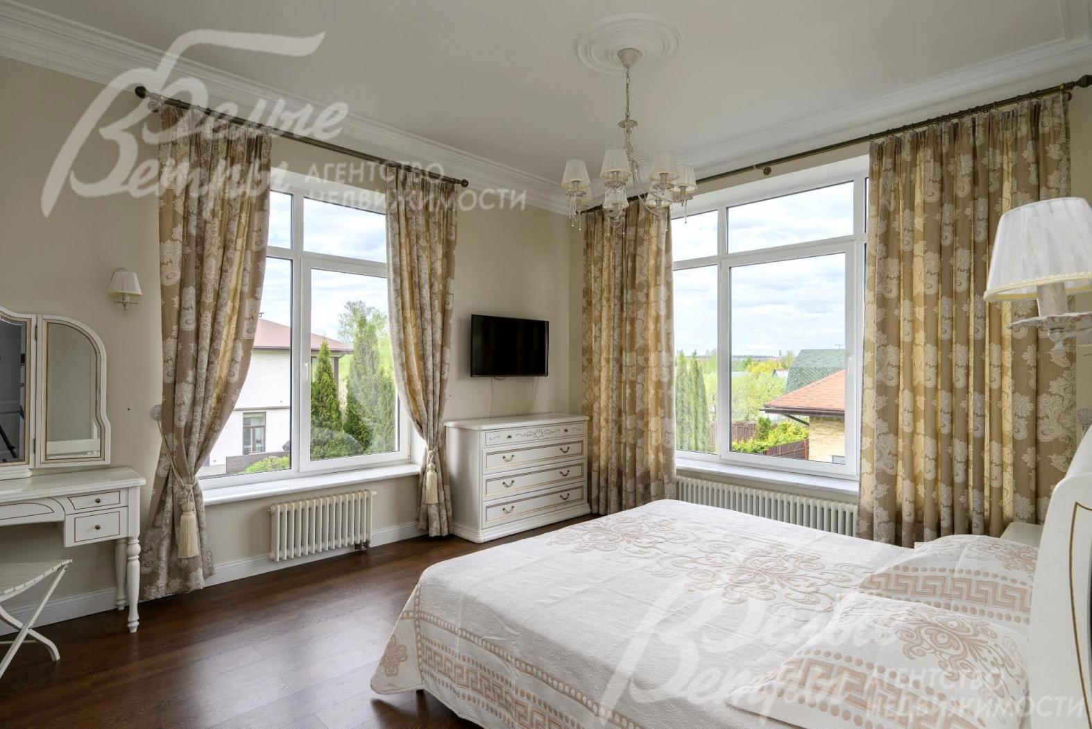 В доме 10 спален.