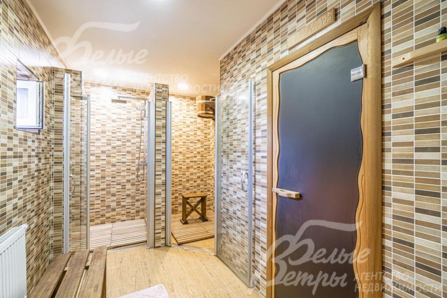 Раздевалка перед парной, с душами и обливным ведром