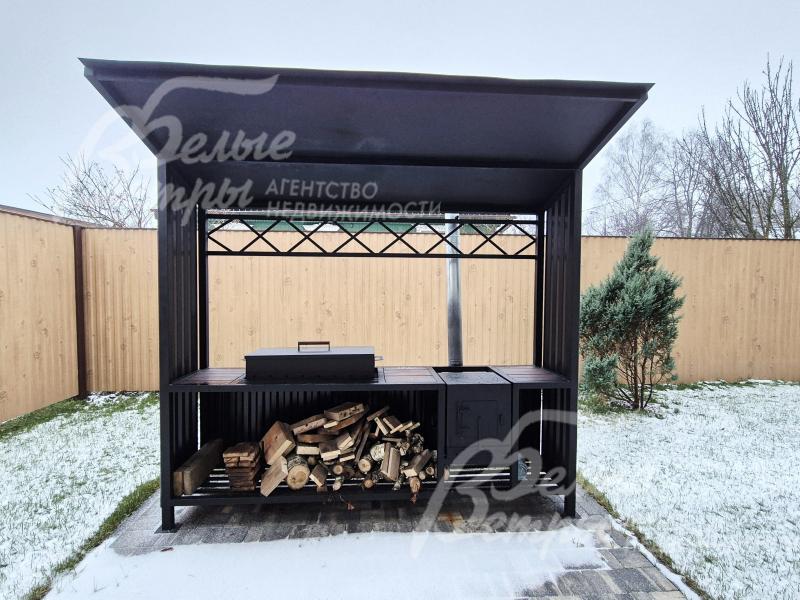 На участке зона барбекю