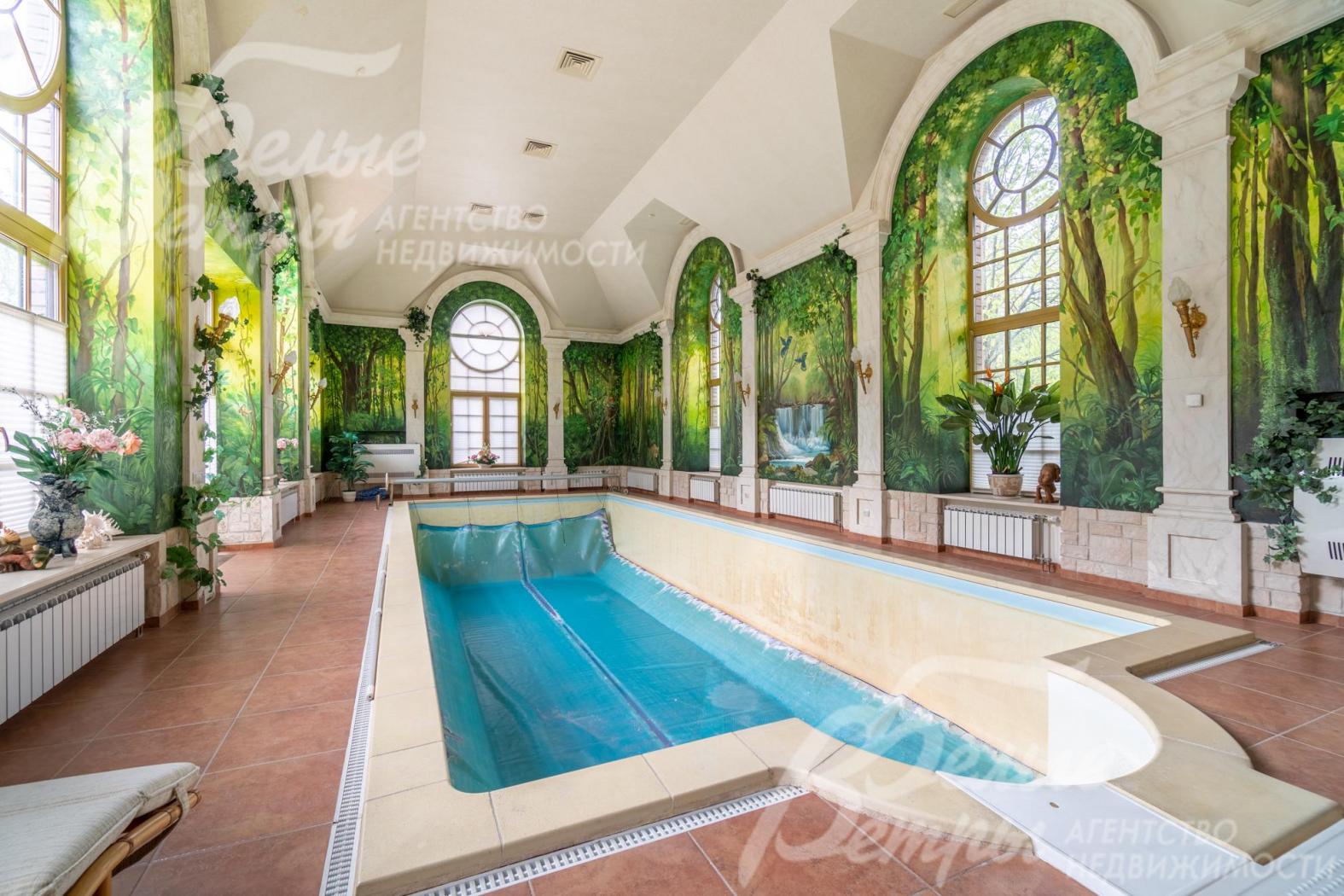 Зона бассейна на первом этаже спа-комплекса