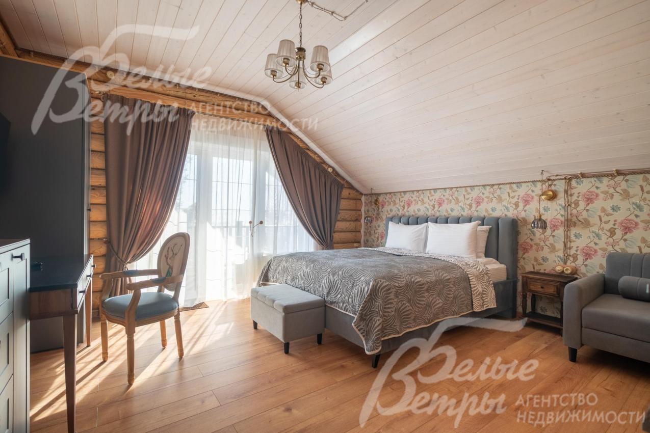 На втором этаже основного дома расположены четыре спальни с большими удобными кроватями