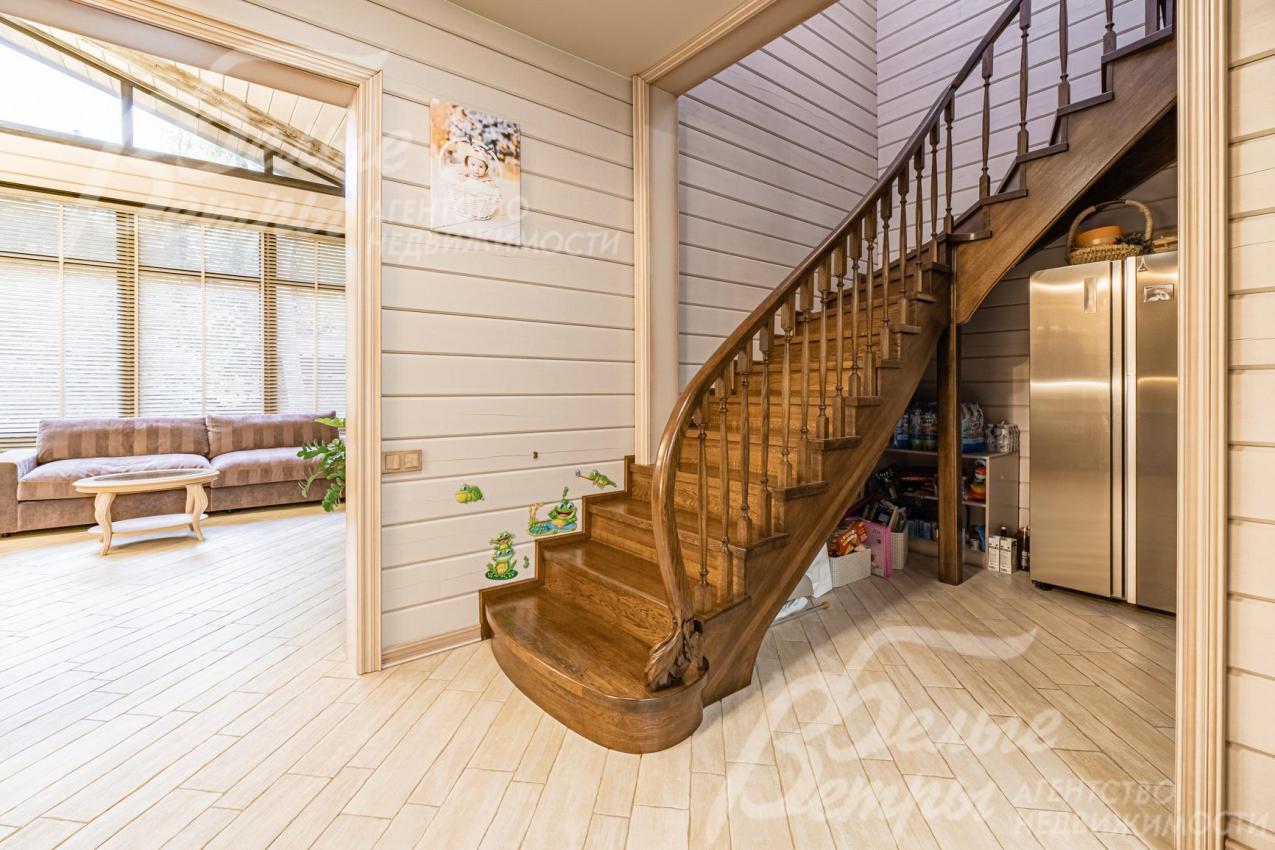 Лестница из массива дуба шириной 1 м с удобным подъемом, сделана на заказ