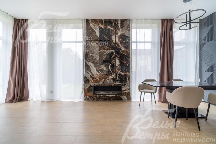 Центральный элемент гостиной – эффектный биокамин с порталом шириной 180 см, отделанным крупноформатным керамогранитом