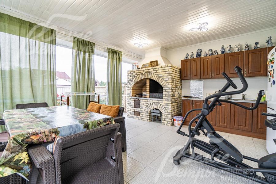 Большая застекленная веранда со стационарным барбекю, кухней