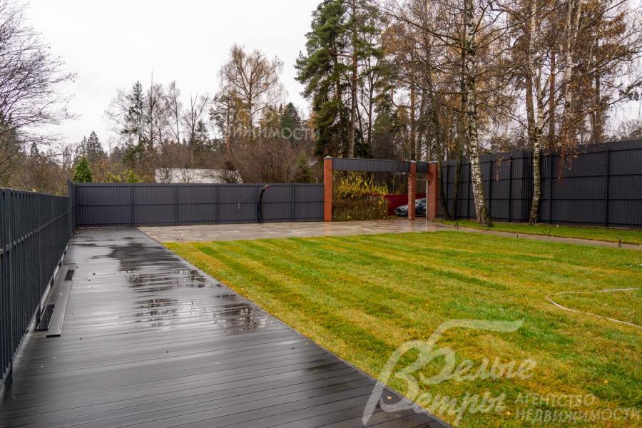 Видовая площадка протянулась вдоль всей длины участка: здесь можно разместить шезлонги, садовые кресла или небольшой столик для чаепитий