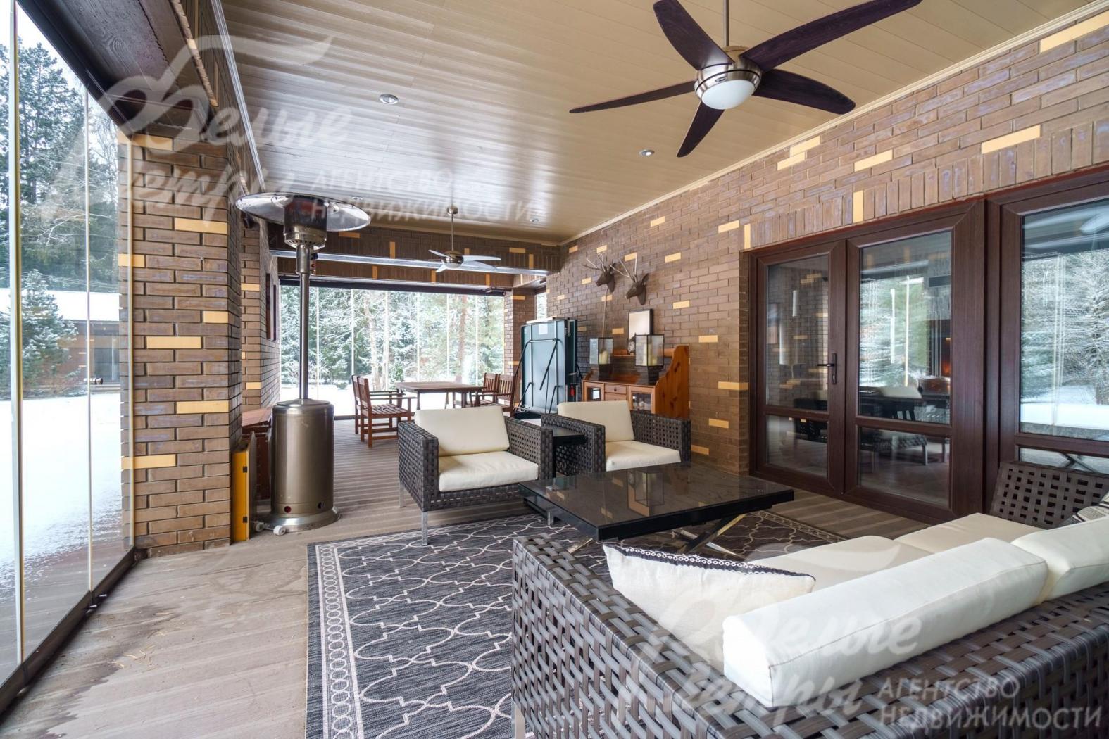 Крытая веранда 57 кв.м панорамным раздвижным безрамным остеклением и комплексом барбекю.