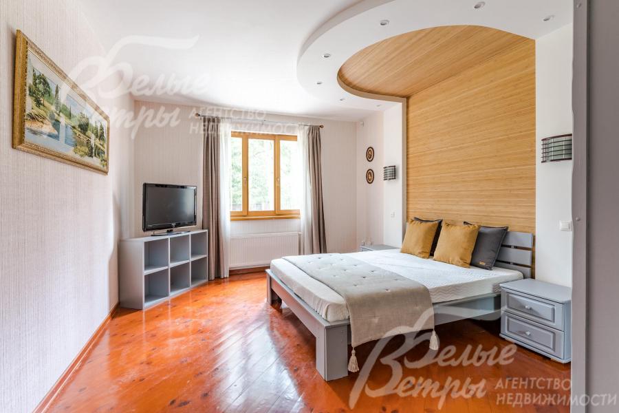 Спальня на первом этаже, оригинальная отделка стен, пол из массивной доски