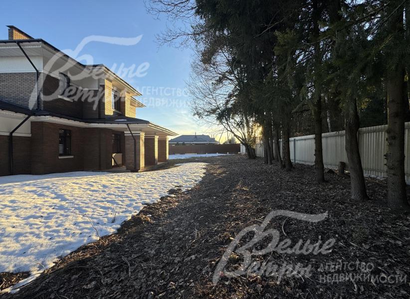 По периметру участка возведён забор, по фасаду - в едином стиле с домом