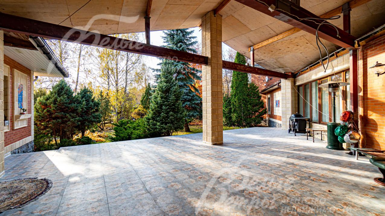 Живописный вид на участок из террасы