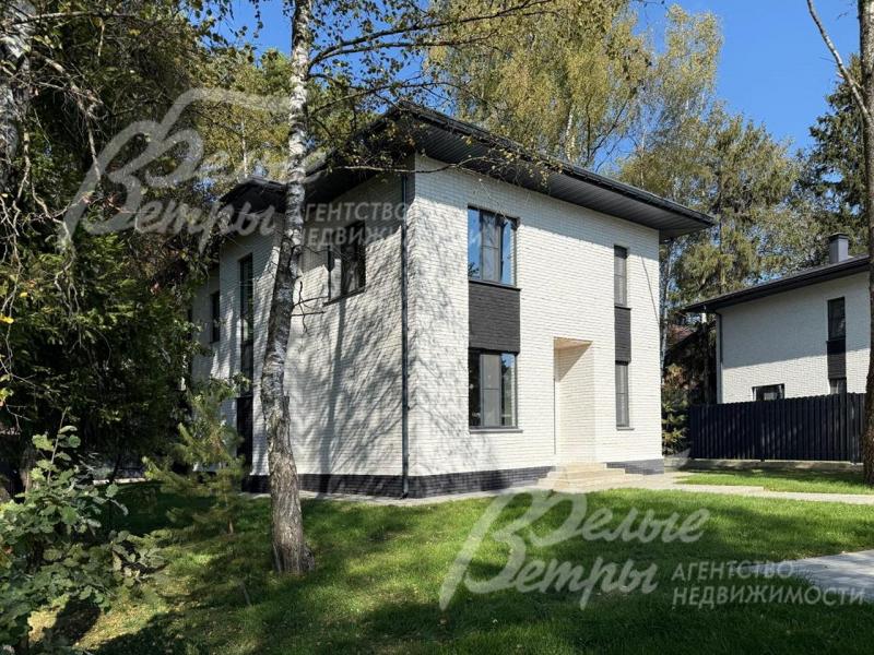 Дом стоит на компактном участке, граничащим с лесом, от калитки сделана парковка-дорожка