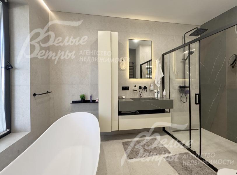 Санузел мастер-спальни - с ванной и душевой, в санузлах дома установлена мебель, выполненная на заказ