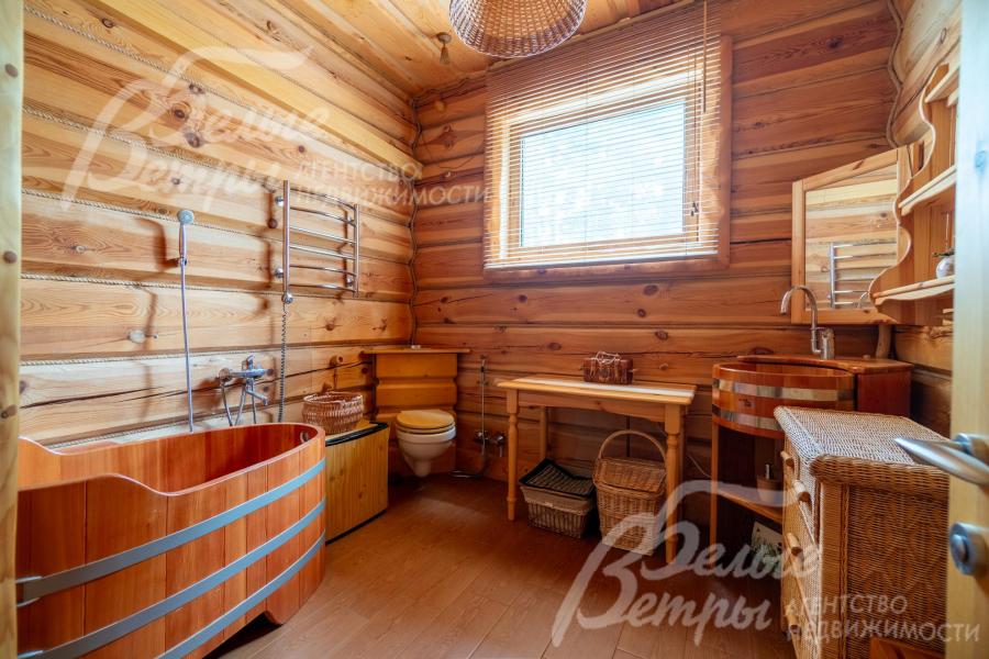 В санузлах - деревянные ванны, умывальники BentWood из лиственницы, деревянная мебель