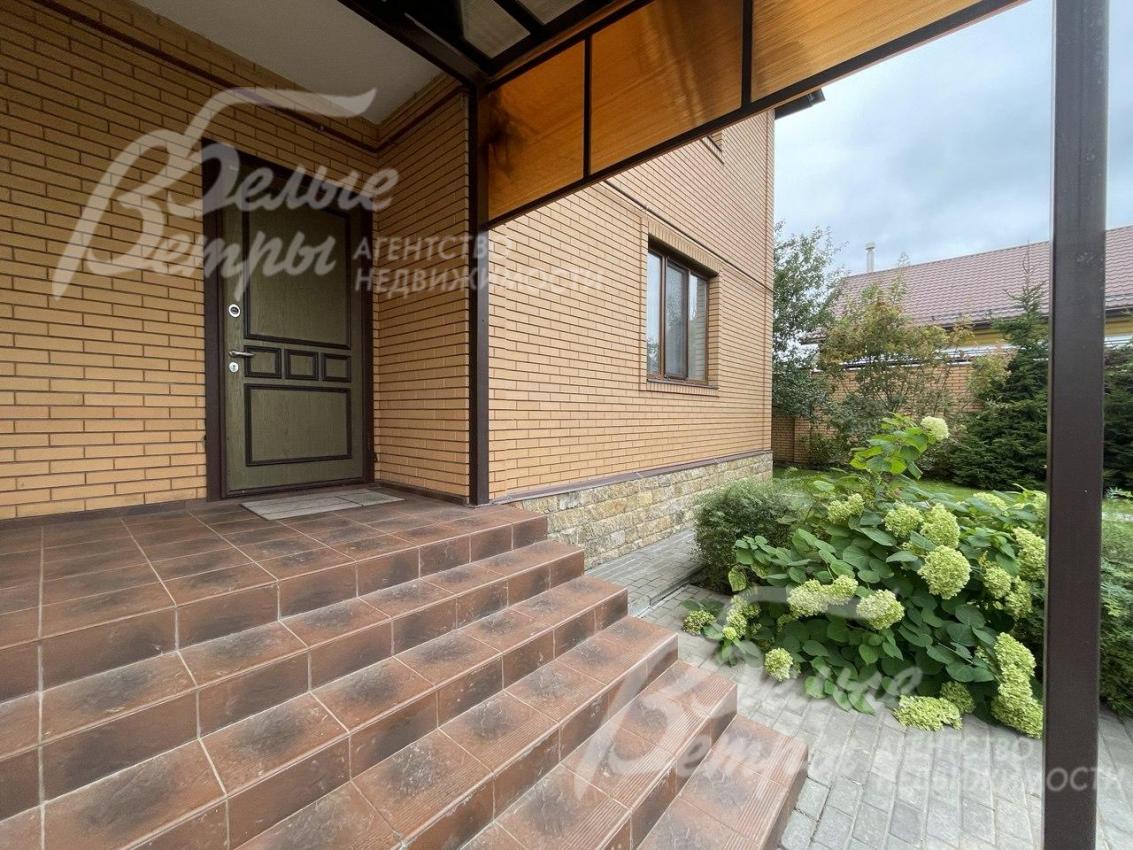 Крытое крыльцо - вход в дом.