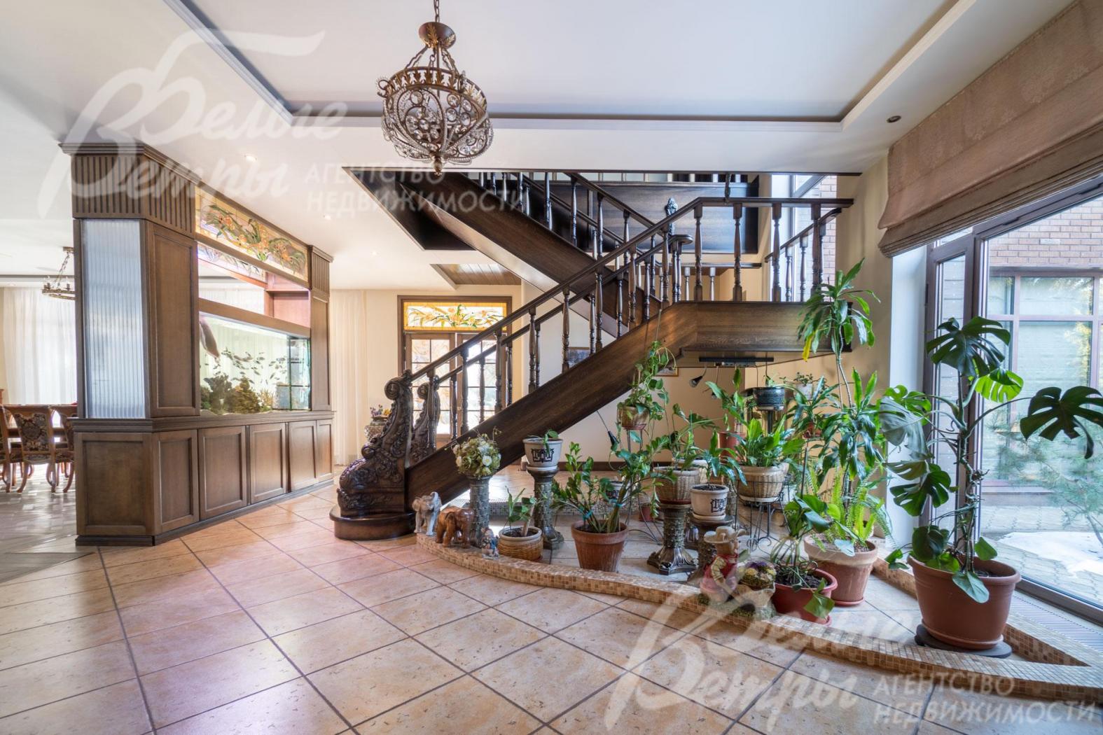 Цветочная зона холла с декором