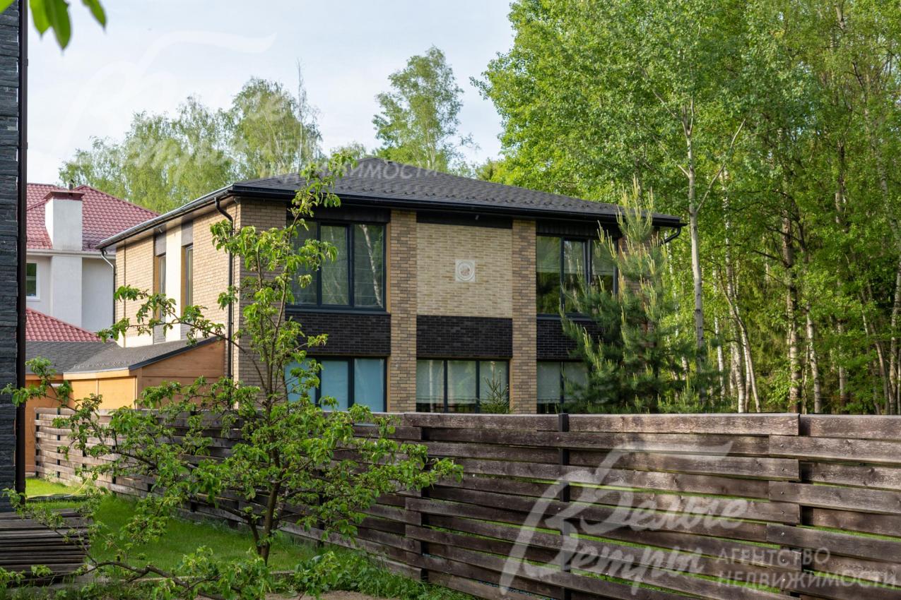 Дом стоит на участке, расположенном в тупике у леса