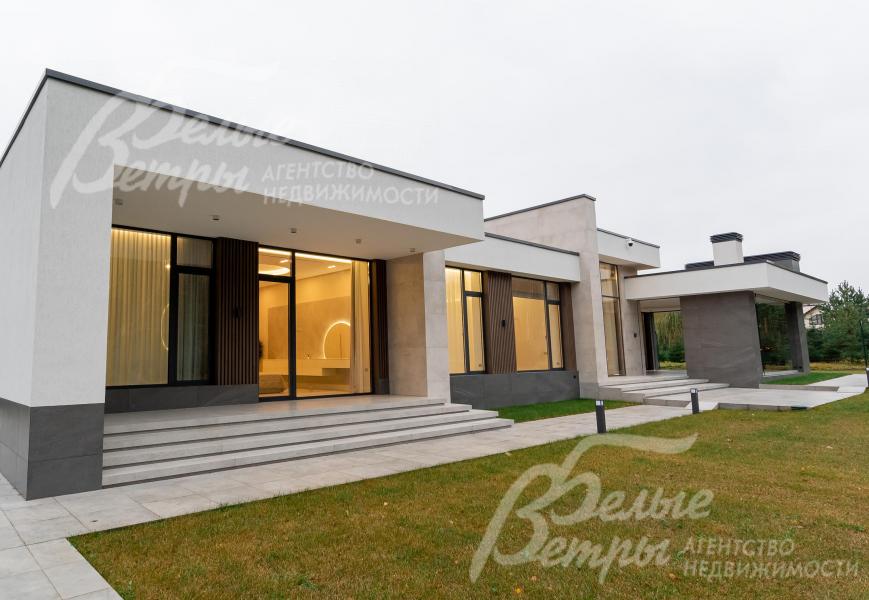 Дом стоит на просторном благоустроенном участке, у дома высажен газон