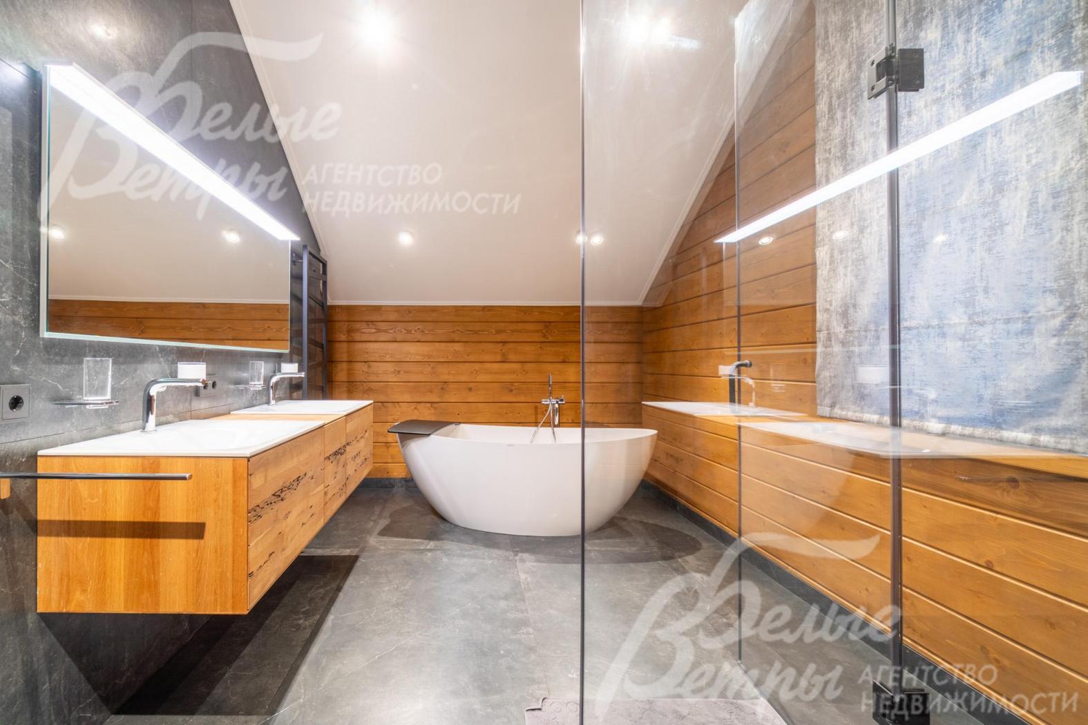 В санузле при мастер-спальне - большая душевая и ванна из мрамора