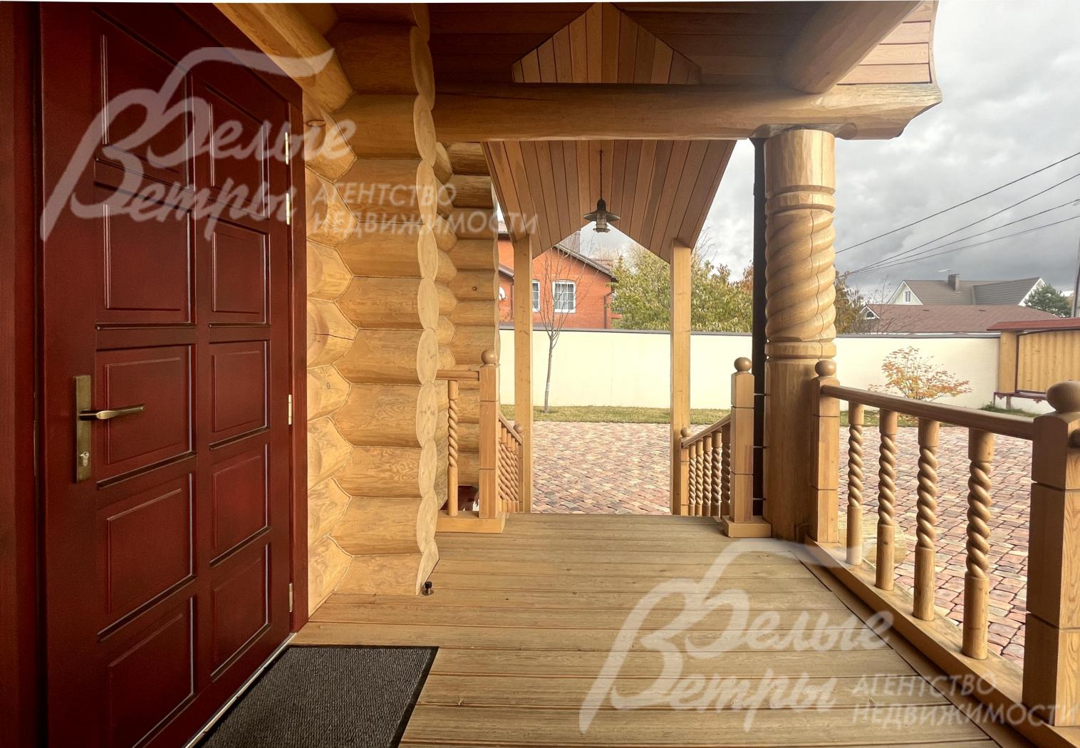 Вход в основной дом - через крытое крыльцо с двухмаршевой лестницей