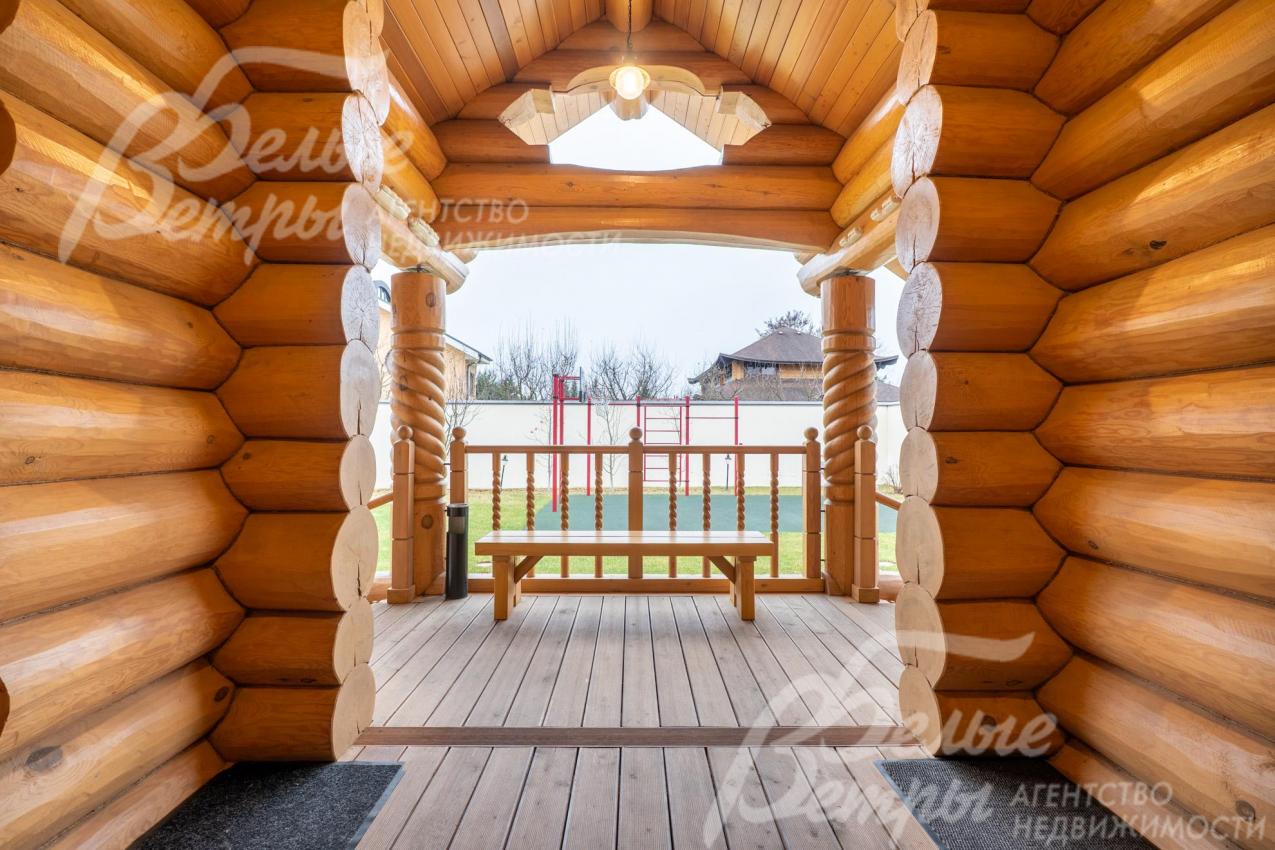 Все строения - из бревна вологодской сосны ручной рубки и шлифовки