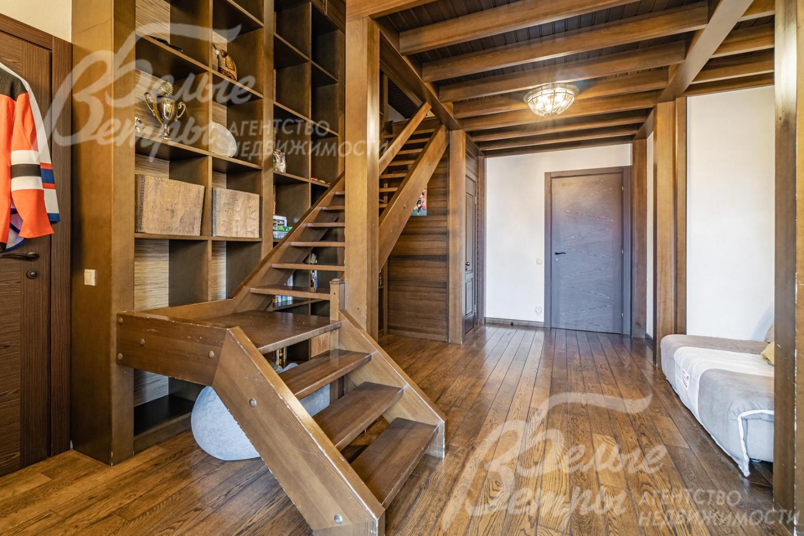 Лестница на второй уровень спальни