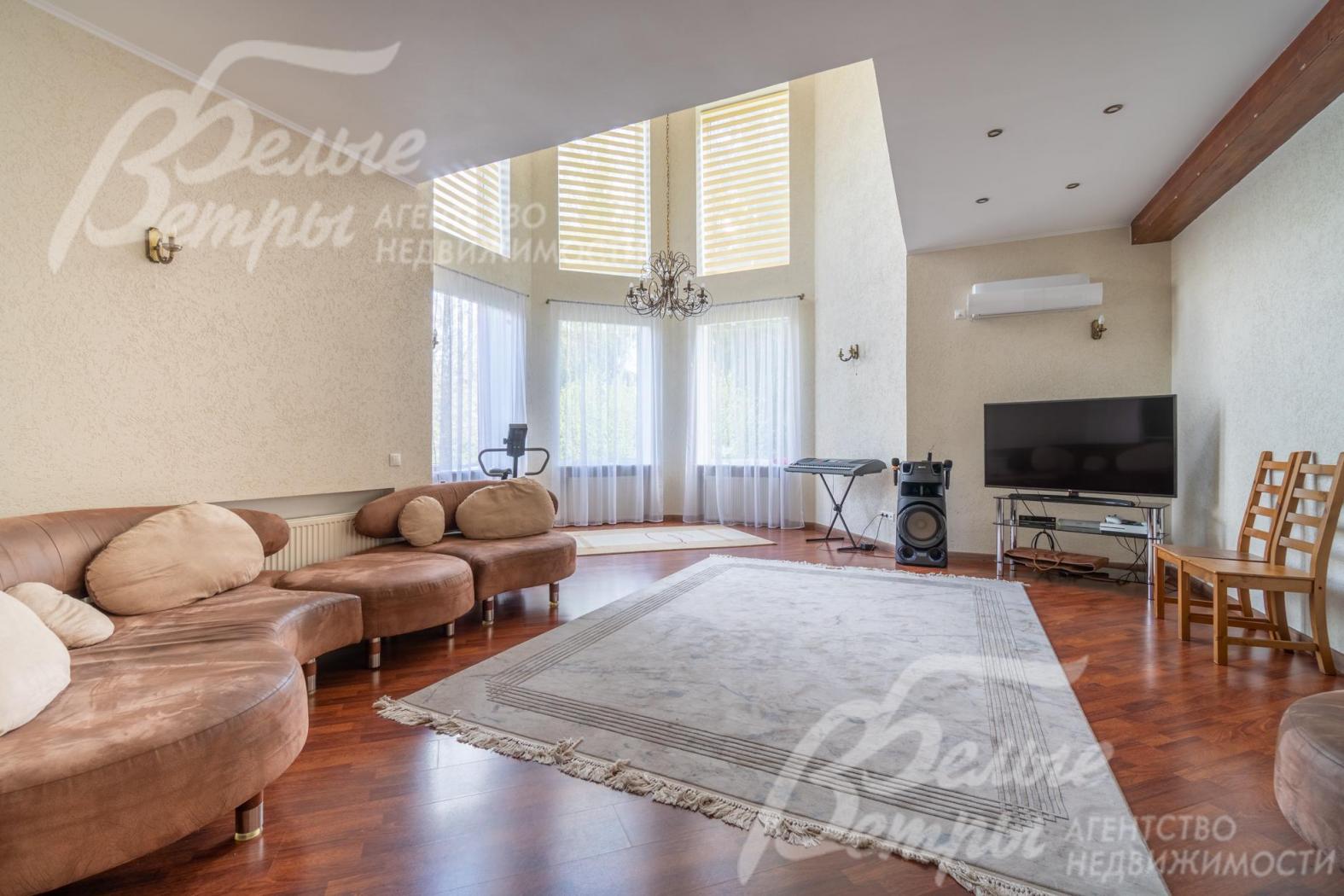 Стены гостиной покрашены, на полу - ламинат