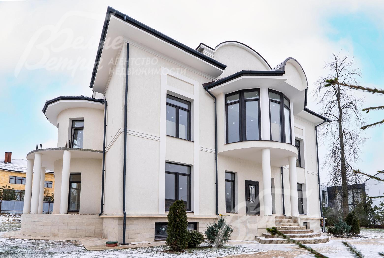 Дом - с панорамными окнами. Входы в дом оформлены элегантной колоннадой