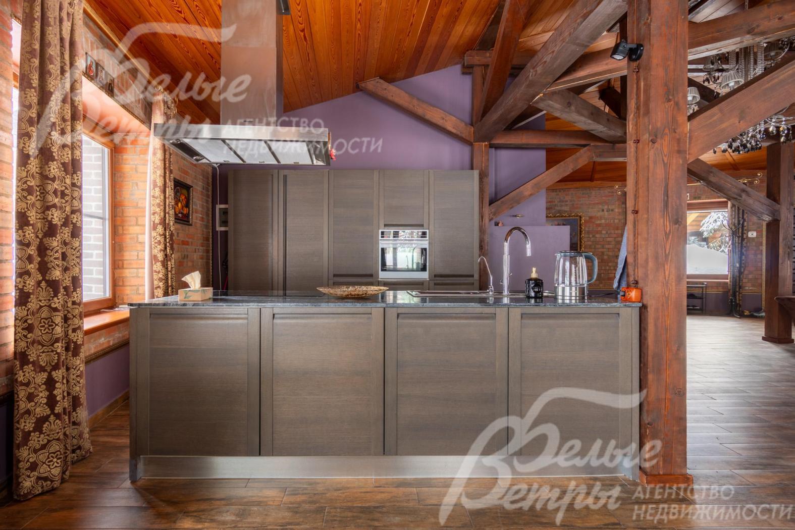 Кухня полностью укомплектована бытовой техникой премиум класса: холодильником, посудомоечной машиной, духовым шкафом, варочной панелью и вытяжкой