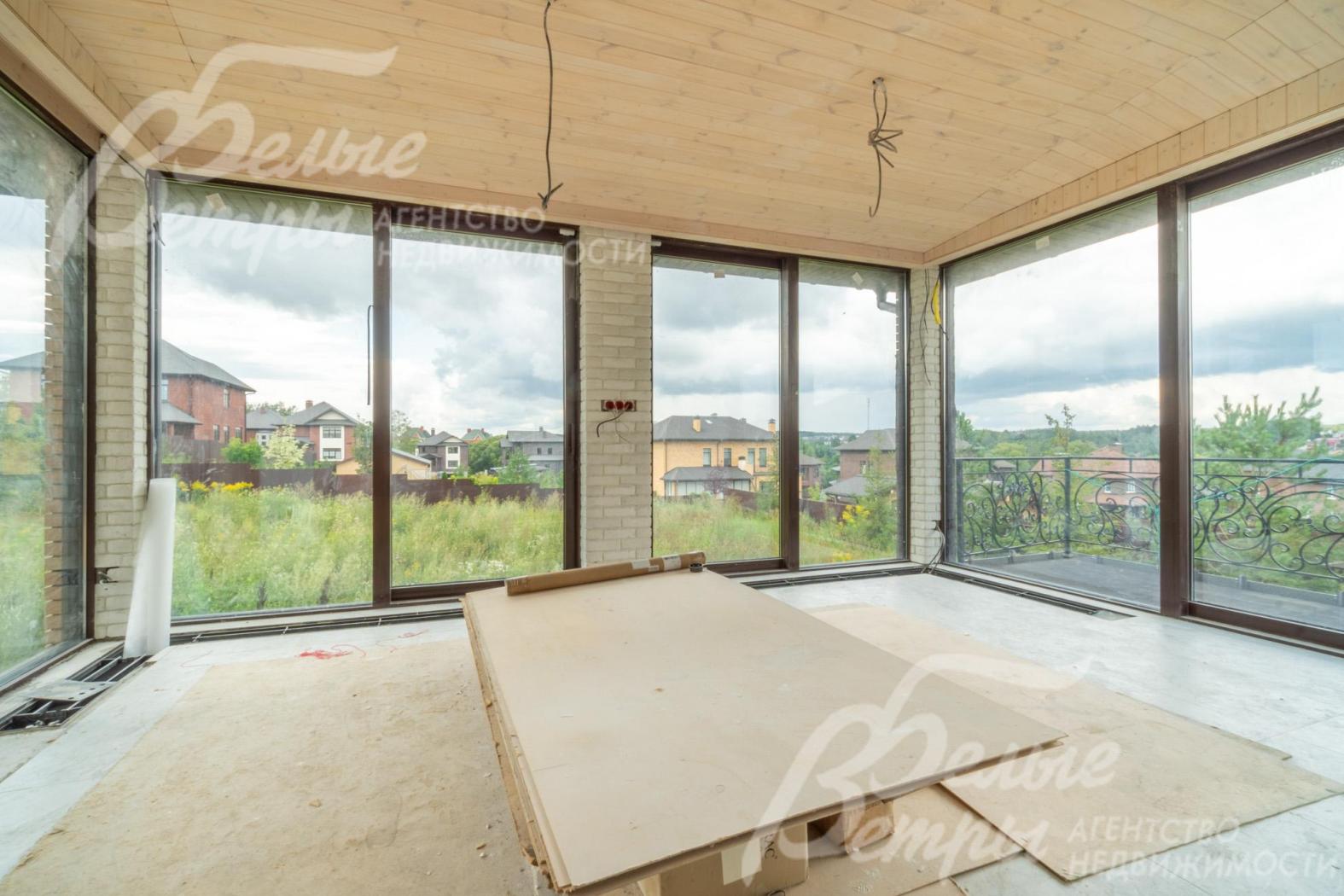 На 1-м этаже – зимний сад-терраса с панорамным остеклением и раздвижными окнами на 3 стороны