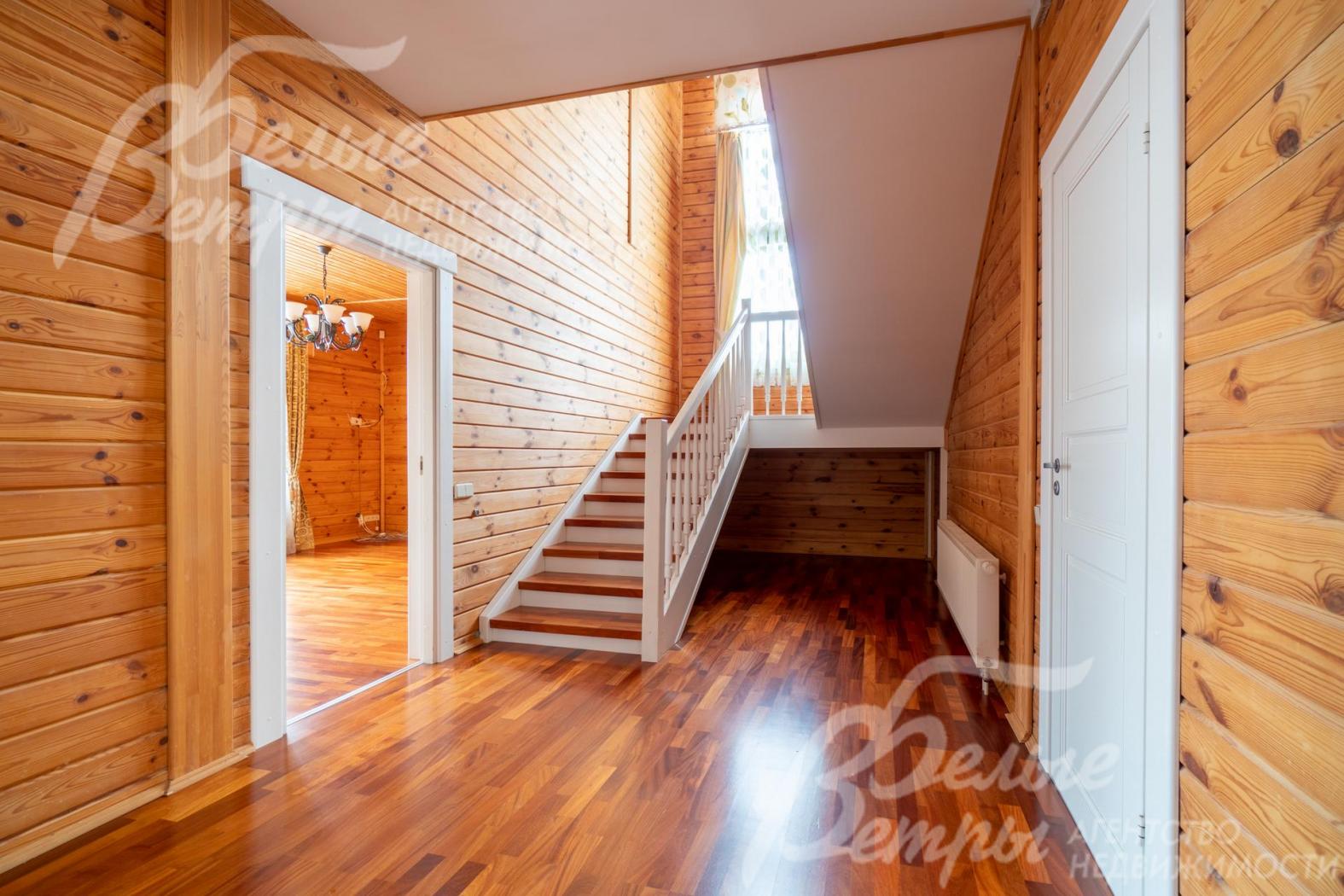 На второй этаже основного дома ведёт лестница, отделанная в едином стиле дома