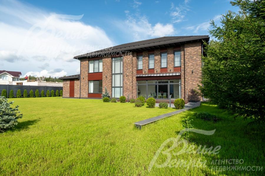 Дом стоит на просторном зелёном участке, на котором выполнен дорогостоящий эффектный проект ландшафтного дизайна