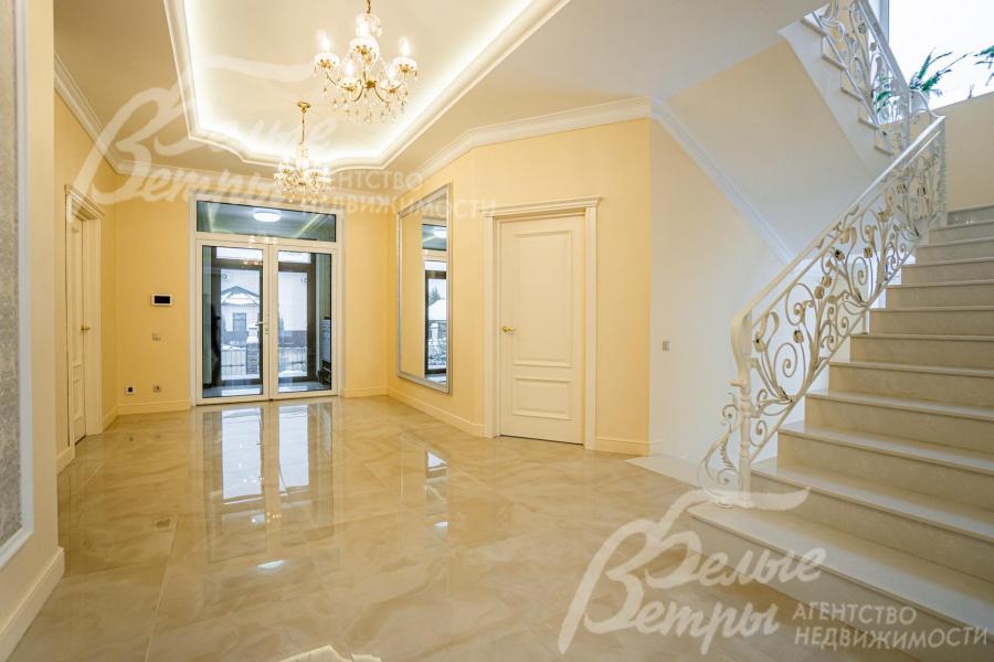 Холл первого этажа, входные двери - стеклопакет