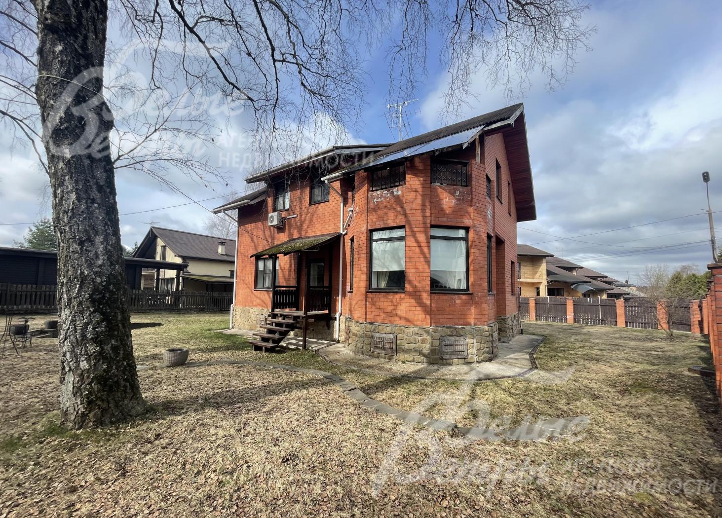 Вид на дом со стороны участка