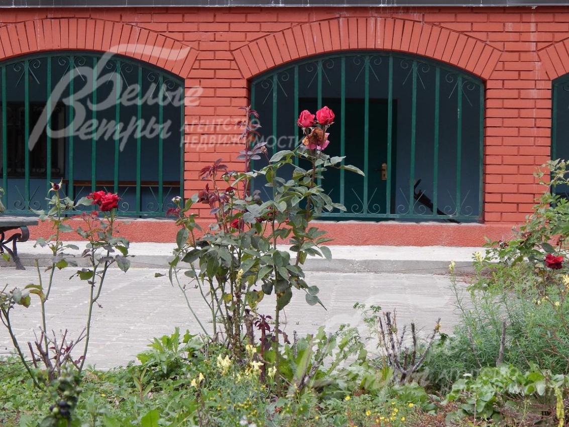 Благодаря интересному рельефу участка, цокольный этаж с квартирой для персонала является полноценным первым (со стороны реки)