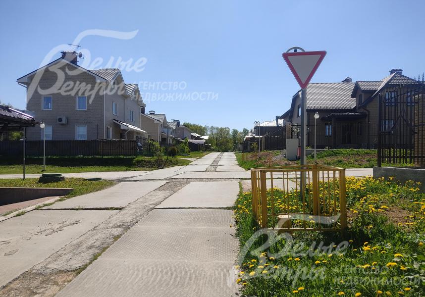 Асфальтированные дороги в поселке