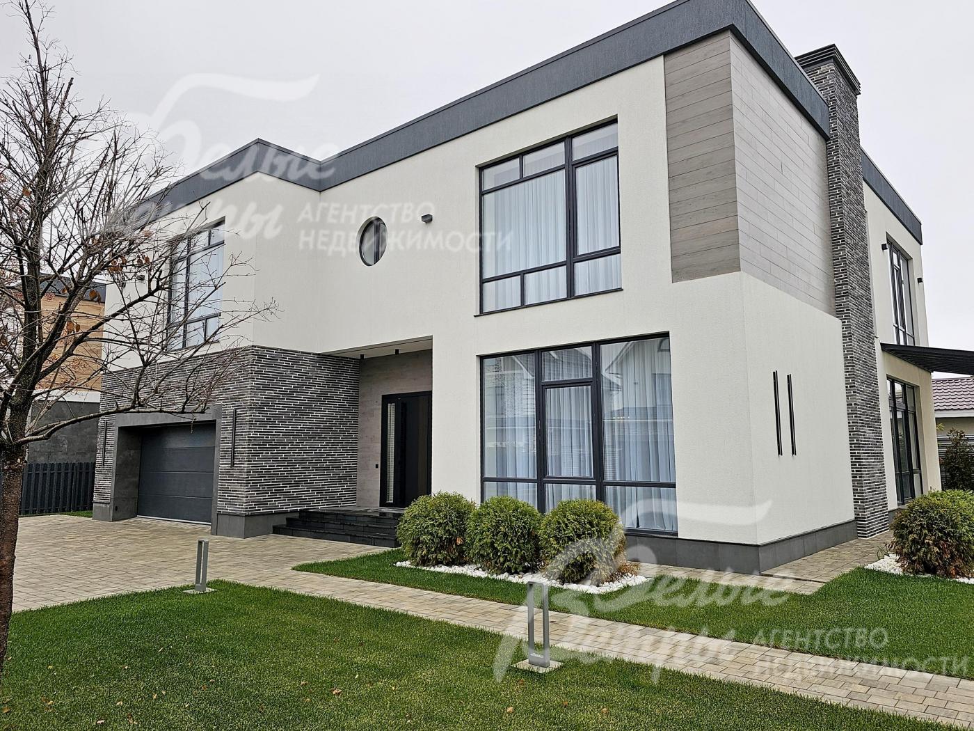 Внешняя отделка стен выполнена штукатуркой, натуральным гранитом, керамогранитом Porcelanosa и искусственным ригельным камнем